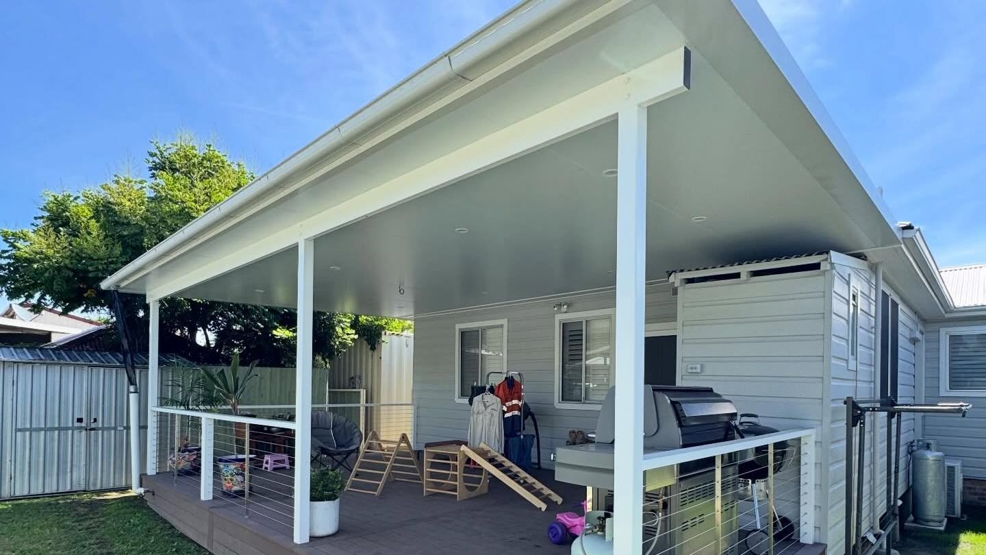 Finished Kurri Kurri deck with insulated patio cover